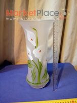 Παλαιό βάζο με ζωγραφισμένα κρίνα δεν βγαίνουν με το πλύσιμο.