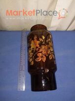 Παλαιό βάζο με χρυσό διάκοσμο.