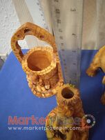 Δύο παλαιά αγάλματα ένα τασάκι από ρεζιν.