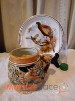 Δύο συλλεκτικά πιάτο και φλυτζάνι.