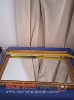 Καθρέφτης σέ ξύλινη κορνίζα.