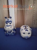 Δύο συλλεκτικά μικρά πορσελάνης, αλατερα, κουμπαράς.