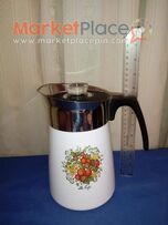 Παλαιά εμαγιέ κανάτα νερού.