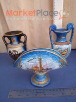 Σετ από δύο ελληνικά κεραμικά βάζα και ένα για χαρτομάντιλα.