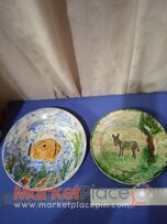 Δύο ζωγραφισμένα πιάτα εξωτερικά με λούστρινη.