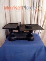 Παλαιά ζυγαριά συντηρημένη με ένα βάρος για κιβώτια.