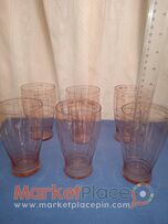 6 παλαιά ποτήρια σέ ροζ χρώμα.