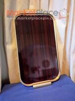 Ξύλινος δίσκος σερβιρίσματος με αλουμίνιο περίβλημα.