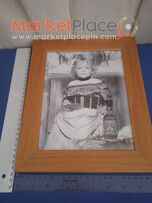 Ξύλινη κορνίζα με συλλεκτικό αντίγραφο.