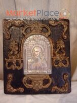 Χάλκινη εικόνα του Χριστού σε ξύλινο διάκοσμο.