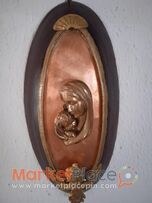 Χειροποίητη εικόνα της Παναγίας σέ ξύλινη κορνίζα σε χαλκό.