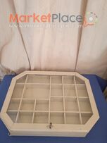 Ξύλινο κουτί διαχωριστικό για μινιατούρες.