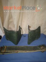 Δύο παλαιές στρατιωτικές γκέτες ποδιού και ζώνη.