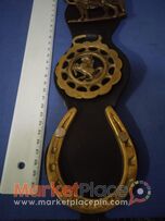 3 μπρούτζινα διακοσμητικά στολίδια αλόγων σε ιμάντα δελματινο.