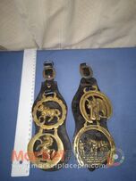 Δύο ιμάντες με 4 μπρούτζινα διακοσμητικά αλόγων.