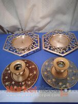 4 μπρούτζινα κηροπήγια.