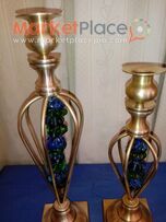 Δύο μπρούτζινα κηροπήγια με χάντρες στην μέση.