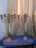 Δύο μπρούτζινα κηροπήγια μπορούν να γίνουν και για ένα κερί.