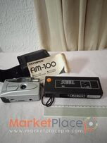 Δύο παλαιές συλλεκτικές φωτογραφικές μηχανές.