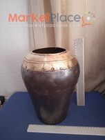 Παλαιό βάζο μεταλλικό με μπρούτζο ενωμένο με καρφιά.