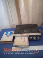 Παλαιό κασετόφωνο αυτοκινήτου μαζί με μία κασέτα.