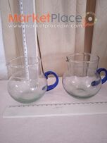 Δύο παλαιές μικρές γυάλινες κανάτες.