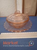 Παλαιά γλυκόθήκη σε ροζ χρώμα.