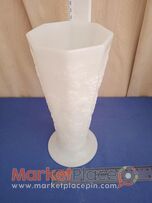 Παλαιό βάζο σέ άσπρο χρώμα με σχέδια σταφυλιού.