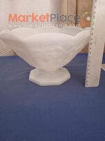 Παλαιά φρουτιερα σέ άσπρο χρώμα με σχέδια σταφυλιού.