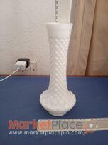 Παλαιό άσπρο βάζο.