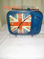 Παλαιό ρολόι μπαταρίας μεταλλικό σε σχήμα τηλεόρασης.