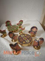 Δύο μικρά μπρούτζινα σέτ τραπεζάκι με καρέκλες.